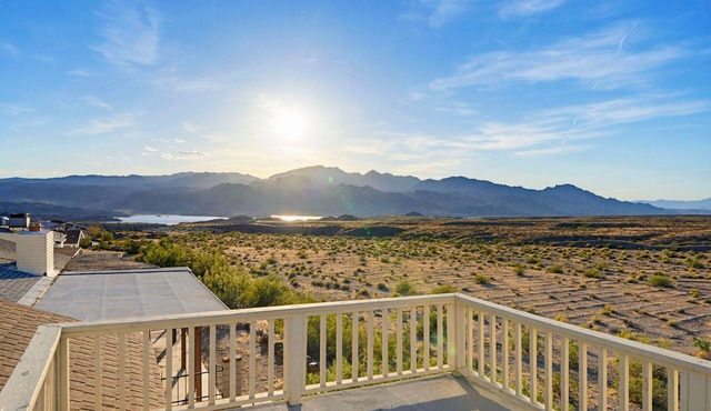 Howling Coyote: Mountain Views, Near Lake Mohave