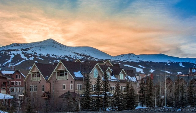 HYATT Main Street Station 3 Bed/3 Bath Sleeps 10! 2 Bedroom PLUS Studio