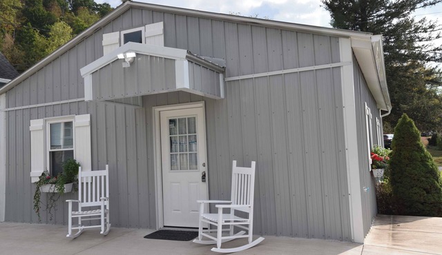 Hydrangea Hideaway Charming One or Two-Person Getaway Studio in Historic Bedford