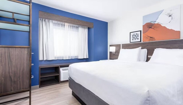 Ideal Restful Room w/Free Parking | Near Shopping, Dining & City Attractions