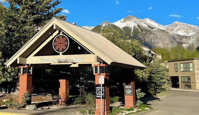 In Telluride, Comfortable, 2BR Condo, Hot Tubs, Indoor Pkg, Gas BBQs, 1st Floor.