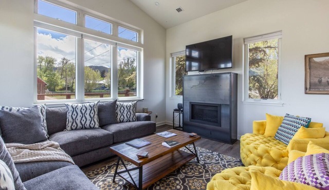 In the Heart of Ridgway | Amazing Views | A/C | Deck