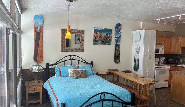 In The Heart Of TSV few minute walk to base area and chairlift, hottub, parking