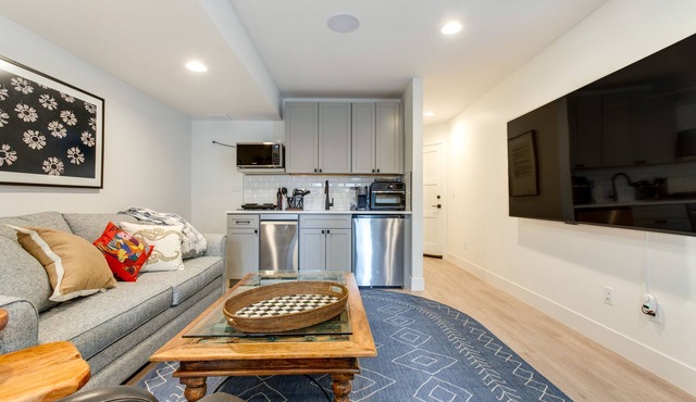 Jefferson Park Apartment: Walk to Empower Field!