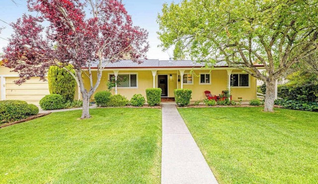 Kenwood Home with Bocce Court, Dog Friendly