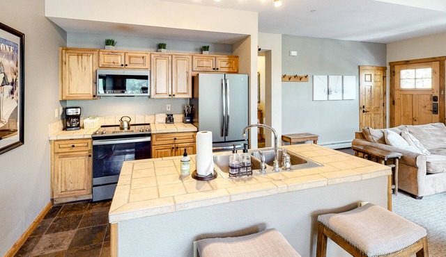 Keystone Village Home w/Shared Hot Tub & Free Ski Transport - Walk to Dining