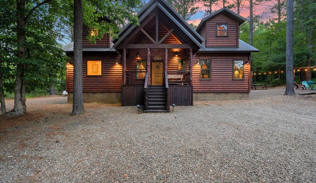 Kickapoo Pines is a large, luxurious 4 bedroom, 3 ½ bath cabin near Beavers Bend State Park, Broken Bow Lake, and all the fun activities in the Hochatown area.