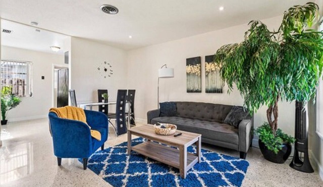 King /Queen Bed Mins from beach. Perfect get-away!