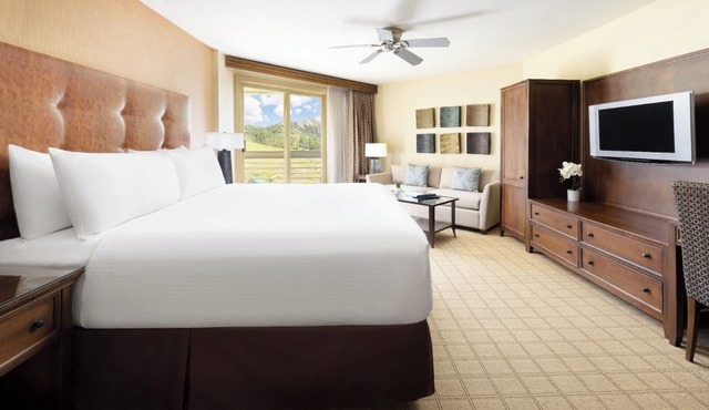 King Room Splendor: Slopeside Views & Indoor Pool - Elevation Hotel & Spa