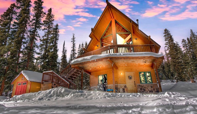 Krowne Cabin: A Secluded Mountain House