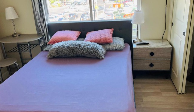LA guest room with private bathroom free parking