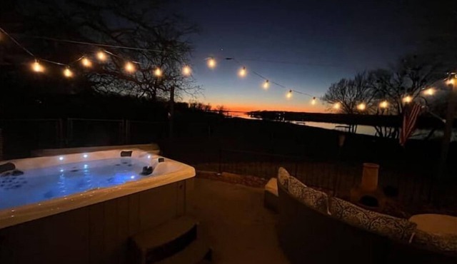 Lake/Beachfront - Private Boat Dock, Hot Tub