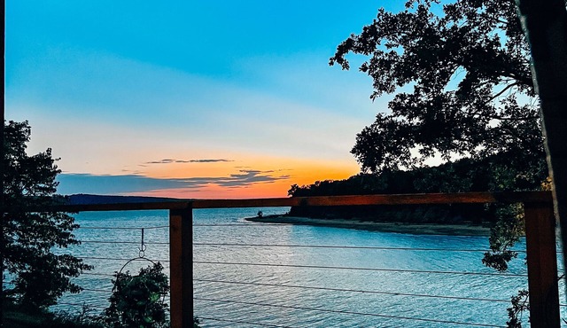Lake Front House, private beach, Big decks, Pool Table, Kayaks & Bunk Room