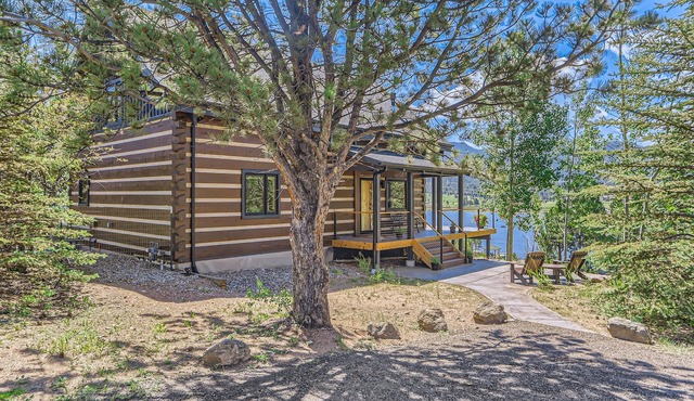 Lake Front! Mtn/Lake Views,HotTub,Gas FirePit,Walking Trail to town & shopping