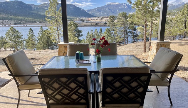 Lake front retreat with Longs Peak view/Wildlife/Hiking/Fishing/bike path. . .