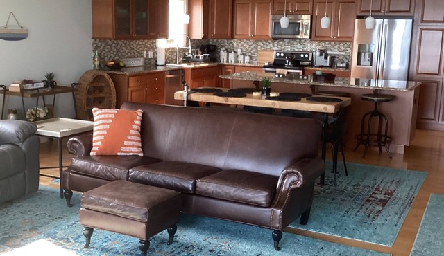 Lake Life-The beach is your back yard! 3br/3ba Private Beach/pool/balcony