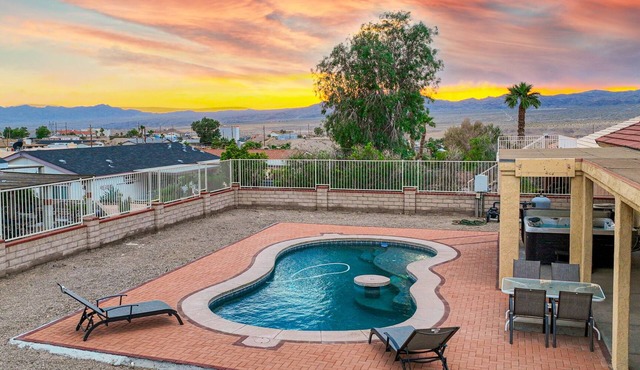 "Lake Lounge" pool home 5 mins from Lake Mohave