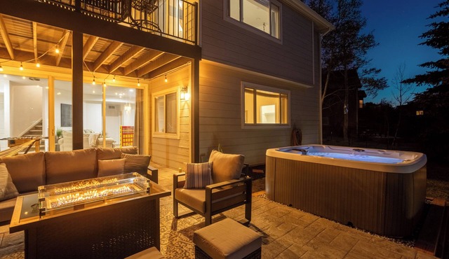 Lake View 5-Bedroom Home with HOT TUB, Spacious Patio with Fire Pit, Watercraft