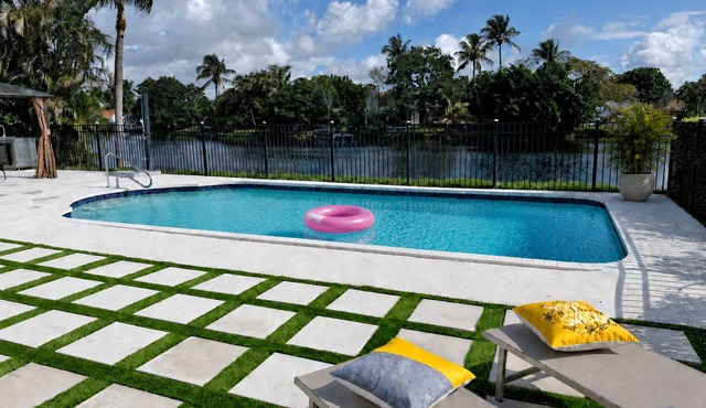 Lakefront Luxury Retreat - Heated Pool & Game Room