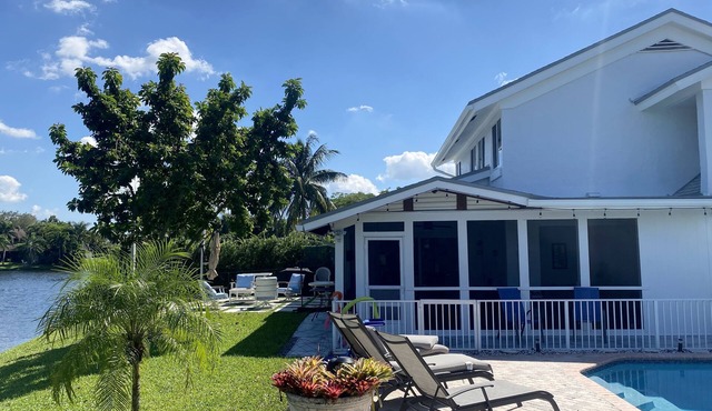 LakeFront - Near Hard Rock Casino w private pool