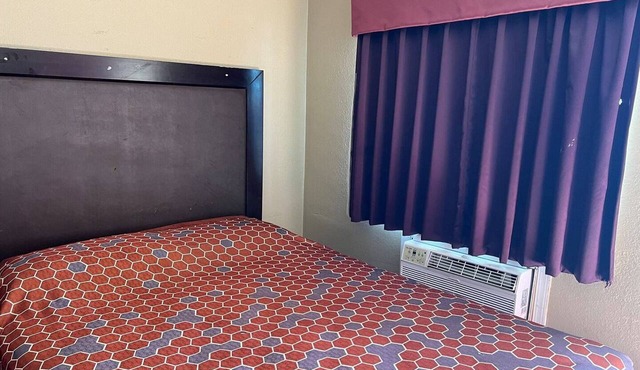 Lancaster, CA | Queen Bed