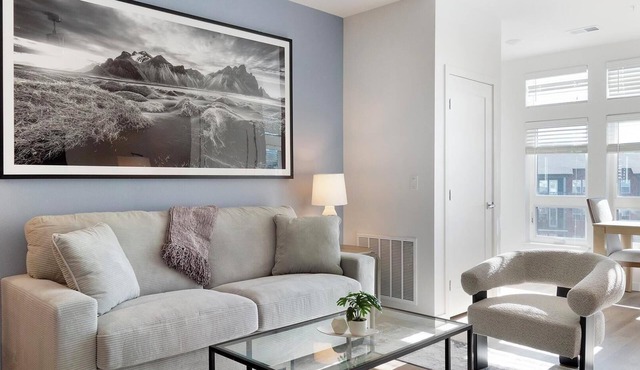 Landing | Amazing 1BD, Pool, Gym
