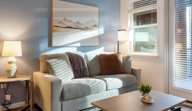 Landing | Beautiful 2BD, Gym, Pool