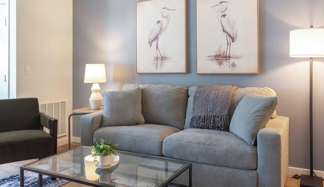 Landing | Beautiful 1BD, Gym, Pool