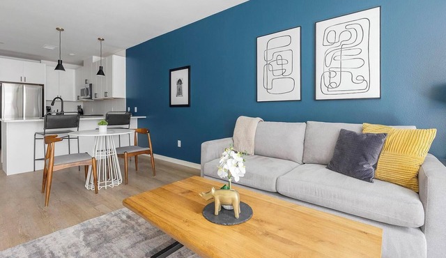 Landing | Chic 1BD, Gym, Rooftop Lounge