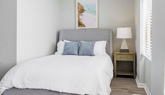 Landing | Chic Studio, Pool, Gym