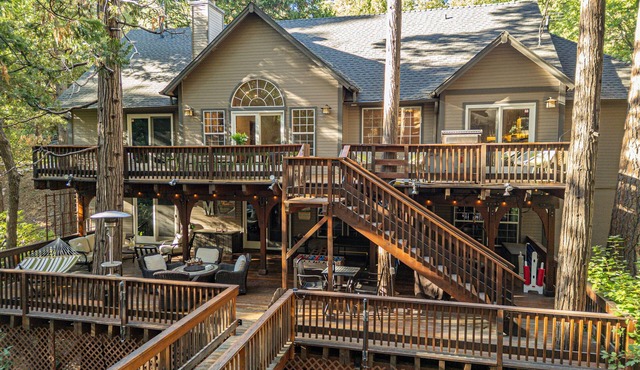 Large 2 Story Home; Walk 2lake, Enclosed backyd w Running Stream; Dog Friendly!