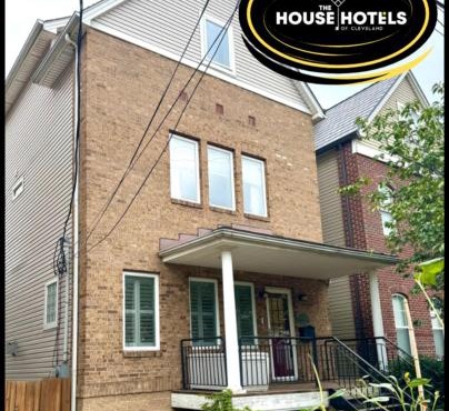 Large 3 Bedroom, Tremont House, minutes from everything!