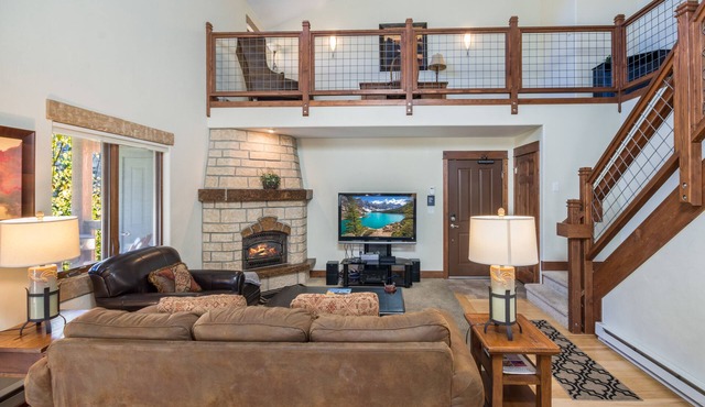 Large Covered Deck with Grill - Walk to shops & dining - easy parking - Comm Hot Tubs