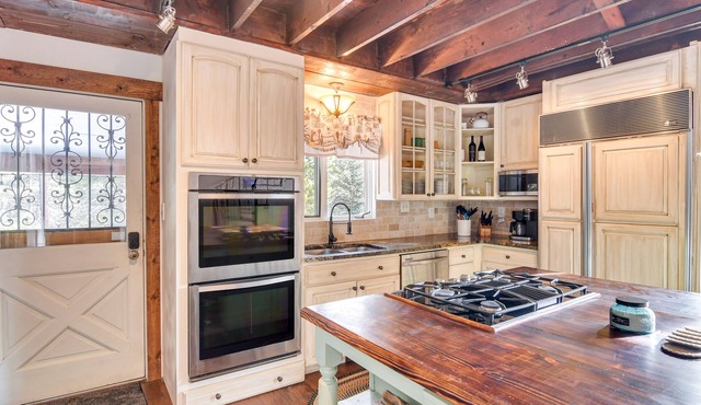 Large Family Retreat in Evergreen: Hot Tub & Deck!