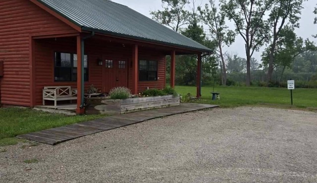 Large studio cabin in Catawba island area with WiFi, AC, large parking area