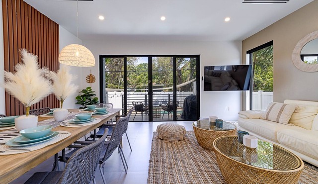 Las Olas Designer Home with heated pool - Must!