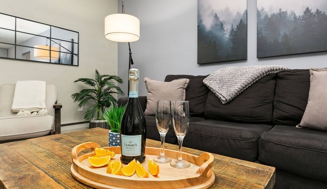 Lavender Suite Relaxed, Walkable Old Town Stay