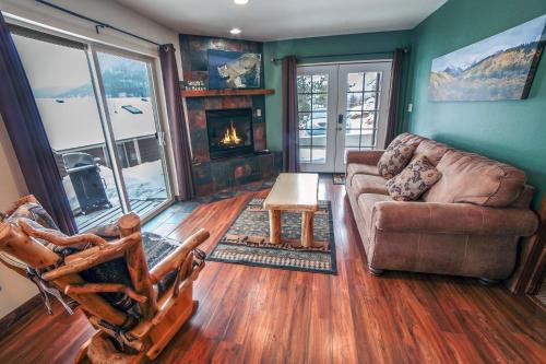 Lazy R Cottages- 16B cabin