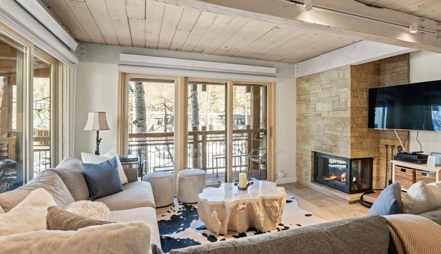 Lift One - Newly renovated modern three bedroom with balcony