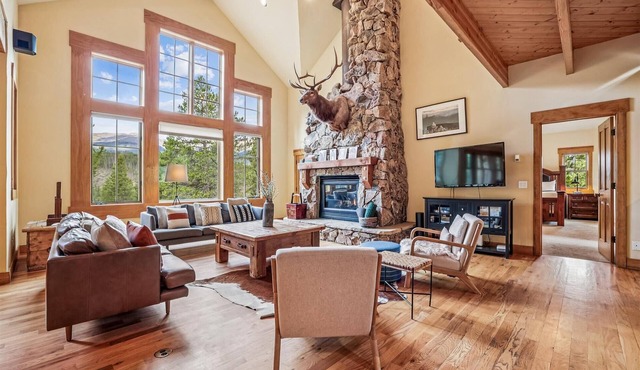 Little Bear Lodge: Large Highlands Home, Private Hot Tub, Pet Friendly, Great Views!