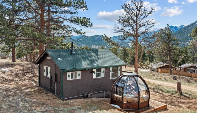 Loch Vale Cabin - Dining Globe- 2 person hot tub-summer pool