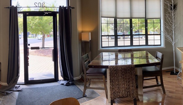 Loft like living 25 foot ceiling walking distance to DNTN
