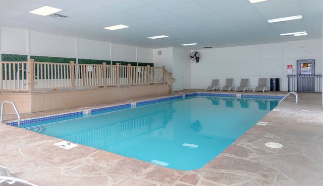 Loft Retreat w/Hot Tub & Parking Near Gondola Square Slopes