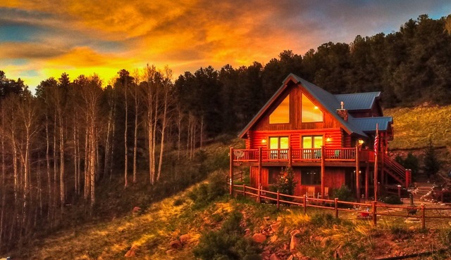 Log Cabin near Historic Cripple Creek, Hot Tub and Spectacular Views!