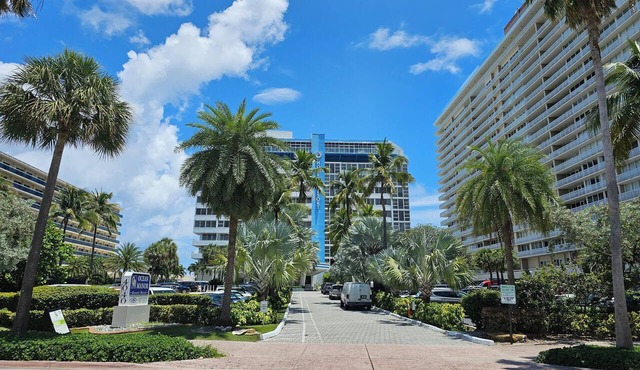 Lovely Beachfront Condo overlooking the Ocean, private jacuzzi, balcony & pool