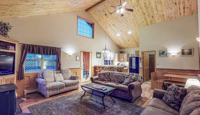Lovely cabin on pond with balcony, outdoor fire, and private hot tub
