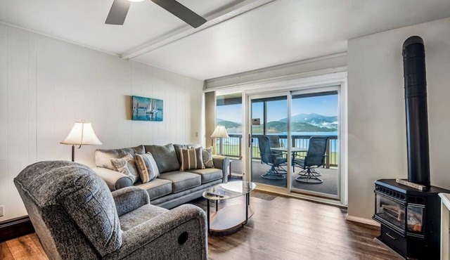 Lovely Lakefront Condo with Fireplace, Free High-Speed WiFi and Stunning Views