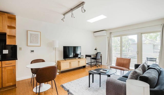 Lovely Palo Alto 1BR w/W/D & A/C, nr University, by Blueground