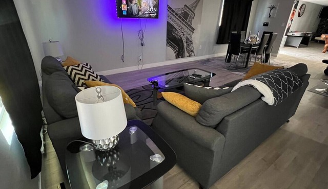 Lovely remodeled home with plenty of entertainment options min from strip