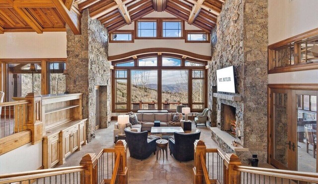 Lucky Boot Lodge - 7 bedrooms, walk to ski, stunning views, hot tub, fire pit